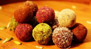 توپک خرما، طرز تهیه پوپک خرمایی خوشمزه با بیسکویت و گردو در منزل ، toopac khorma