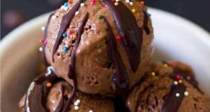 طرز تهیه بستنی شکلاتی رژیمی و خوشمزه با موز و گردو در خانه مرحله به مرحله
