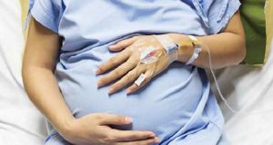 تعبیر خواب حامله بودن و لگد زدن جنین و بچه در شکم مادر چیست؟