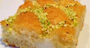 طرز تهیه کیک سمولینا خوشمزه و کرم دار کافی شاپی