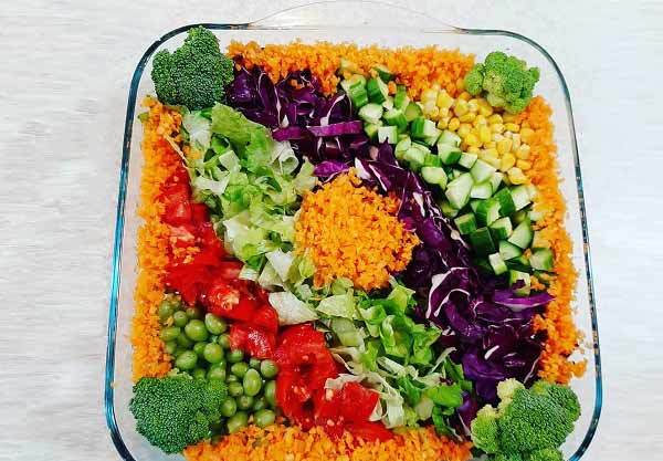 طرز تهیه سالاد کاهو ساده و خوشمزه رستورانی با کلم قرمز