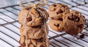 طرز تهیه کوکی گردویی کشمشی ساده و خونگی خوشمزه با پیمانه و بدون کره با شکر قهوه ای در فر و بدون فر در اون توستر مرحله به مرحله
