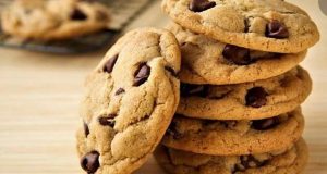 طرز تهیه کوکی شکلات چیپسی خوشمزه با بافت و طعم عالی ، دستور تهیه کوکی شکلاتی چیپسی خانگی بدون فر بدون کره بدون شکر قهوه ای با گردو