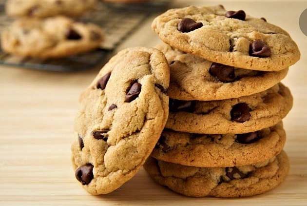 طرز تهیه کوکی شکلات چیپسی خوشمزه با بافت و طعم عالی ، دستور تهیه کوکی شکلاتی چیپسی خانگی بدون فر بدون کره بدون شکر قهوه ای با گردو