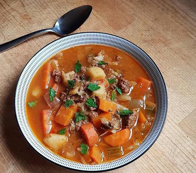 طرز تهیه سوپ کلم خوشمزه و مقوی با گوشت چرخ کرده ، دستور پخت سوپ کلم سفید و کلم بروکلی با گوشت گوسفند، گوساله و مرغ در منزل مرحله به مرحله