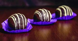 طرز تهیه ترافل شکلاتی ساده با خرده کیک + تزیین حرفه ای ، آموزش کامل دستور تهیه ترافل و توپک شکلاتی با کیک اسفنجی و شکلاتی در منزل مرحله به مرحله