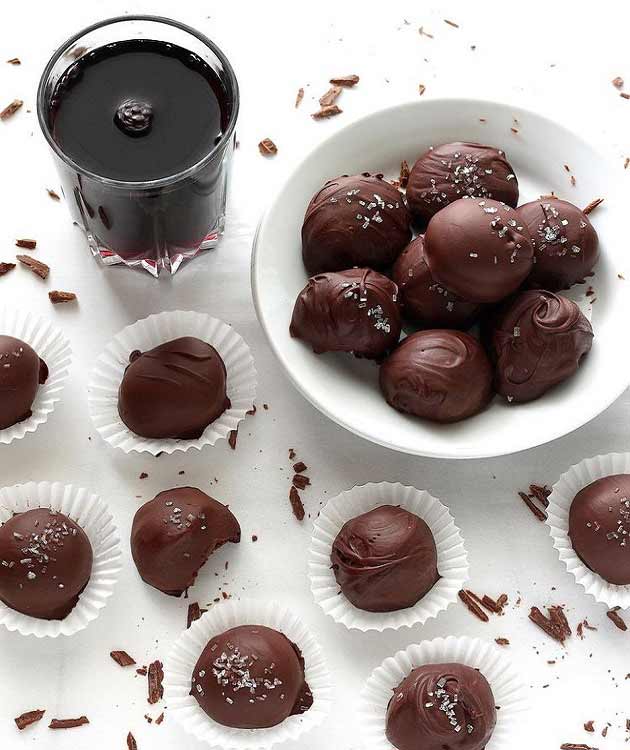 طرز تهیه ترافل شکلاتی خانگی و مغزدار ایتالیایی در منزل، دستور تهیه ترافل شکلاتی رنگی و مغزدار گردویی با پودر کاکائو و شکلات تخته ای در خانه مرحله به مرحله
