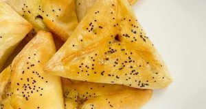طرز تهیه فطایر اسفناج خوشمزه و شکم پر به روش لبنانی ، دستور پخت فطایر اسفناج عربی خوشمزه و خانگی در منزل مرحله به مرحله