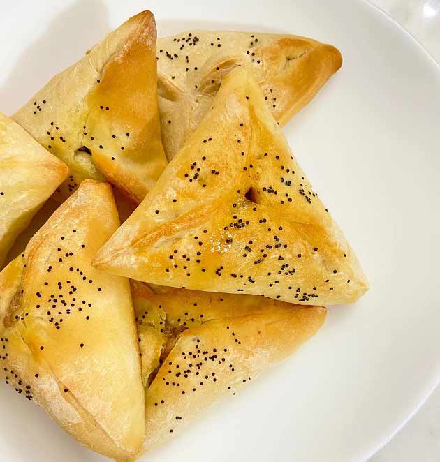 طرز تهیه فطایر اسفناج خوشمزه و شکم پر به روش لبنانی ، دستور پخت فطایر اسفناج عربی خوشمزه و خانگی در منزل مرحله به مرحله