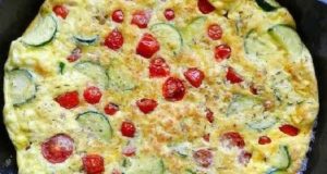 طرز تهیه املت کدو سبز خوشمزه و خانگی با قارچ و سوسیس ، دستور پخت املت کدو سبز و قارچ رژیمی خوشمزه و خانگی با تخم مرغ و سوسیس در منزل مرحله به مرحله برای ناهار