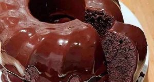 طرز تهیه کیک مرطوب شکلاتی خوشمزه و کافی شاپی ، دستور پخت کیک مرطوب ساده و خانگی خوشمزه و مجلسی با سس شکلاتی محله به مرحله