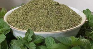 طرز تهیه نعنا خشک شده خانگی با عطر عالی + طرز نگهداری ، علت سیاه شدن نعنا خشک شده چیست؟