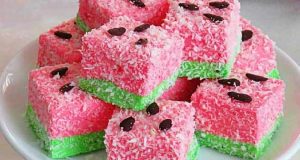 طرز تهیه پف پفی هندوانه ای خوشمزه و بازاری ویژه شب یلدا ، دستور تهیه پف پفی هندوانه مجلسی و خانگی بدون گلوگز و همزن با ژله و نشاسته ذرت آشپزخانه کوچک کن