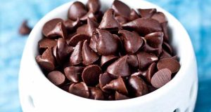 طرز تهیه شکلات چیپسی نسوز و خانگی به روش بازاری ، دستور پخت شکلات چیپسی خوشمزه در خانه مرحله به مرحله تصویری برای تزیین کیک و شیرینی