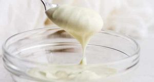 طرز تهیه سس شکلات سفید و خانگی برای روی کیک
