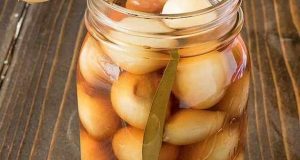 طرز ترشی پیاز سفید فوری و بندری با سرکه قرمز ، دستور تهیه ترشی پیاز کوچک و خلالی خانگی خوشمزه و مجلسی مرحله به مرحله