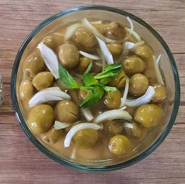 طرز تهیه ترشی زیتون خوشمزه و خانگی به روش بازاری ، دستور تهیه ترشی زیتون سبز شمالی و ساده با هسته در منزل مرحله