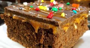 طرز تهیه کیک اسنیکرز خوشمزه و کافی شاپی با کارامل