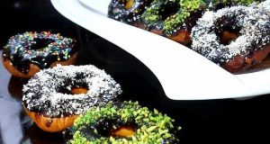 طرز تهیه مینی دونات خوشمزه در تابه روغن با سس شکلاتی
