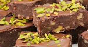طرز تهیه کیک موزاییکی خوشمزه و یخچالی با بیسکویت پتی بور