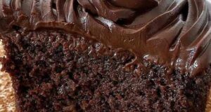 طرز تهیه کیک شکلاتی خامه ای ساده و خانگی مرحله به مرحله