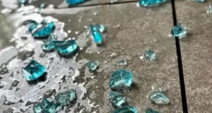 تعبیر خواب شیشه رفتن در دست + درآوردن خرده شیشه برای مرد و زن و دختر مجرد