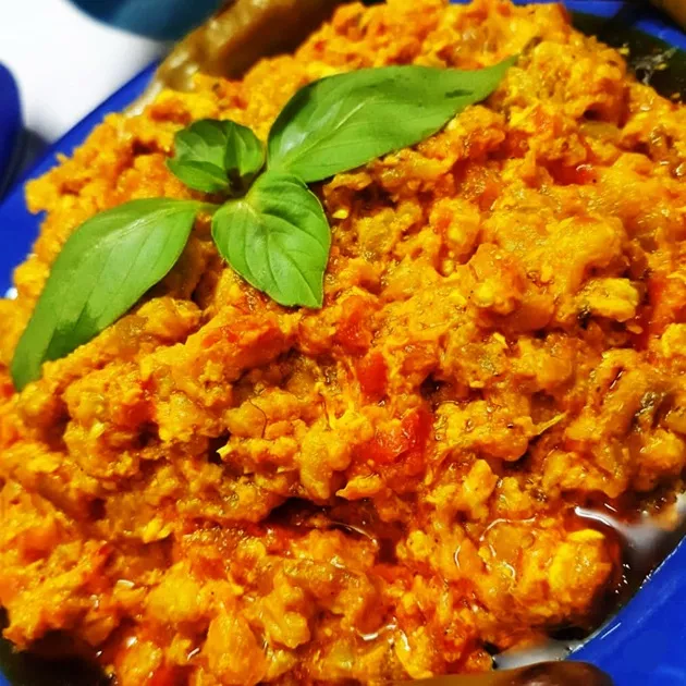 طرز تهیه میرزا قاسمی خوشمزه با بادمجان کبابی به سبک رستوران‌های محلی گیلان