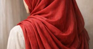 تعبیر خواب روسری قرمز امام صادق و ابن سیرین + آیا نشانه عشق است یا هشدار؟