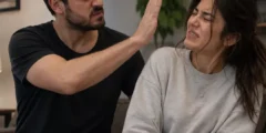 تعبیر خواب سیلی زدن به صورت زن و مرد غریبه + معشوق و فامیل و دیگران